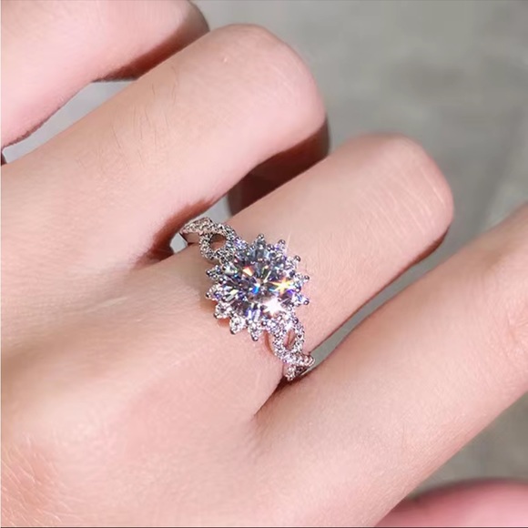 New Women’s 925 Silver Gorgeous Round Cubic Zirconia Ring - Picture 2 of 2